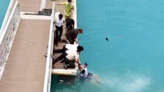 LOMPAT - Seorang pemuda berinisial I Putu BL (24) nekat menceburkan diri di laut, saat berada di Pelabuhan Sampalan, Nusa Penida, Rabu (22/1/2025). Beruntung petugas di pelabuhan sigap terjun ke laut untuk menyelamatkan Putu BL.