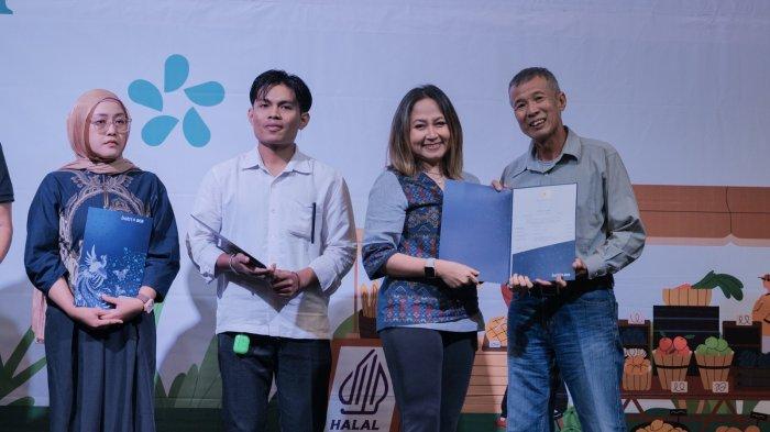 PT Bank Central Asia Tbk (BCA) terus memperkuat komitmen dalam mendukung perkembangan UMKM serta ekonomi halal di Indonesia.
Salah satu upaya yang dilakukan adalah dengan menggelar program pembinaan serta dukungan penerbitan sertifikat halal gratis bagi pelaku UMKM.