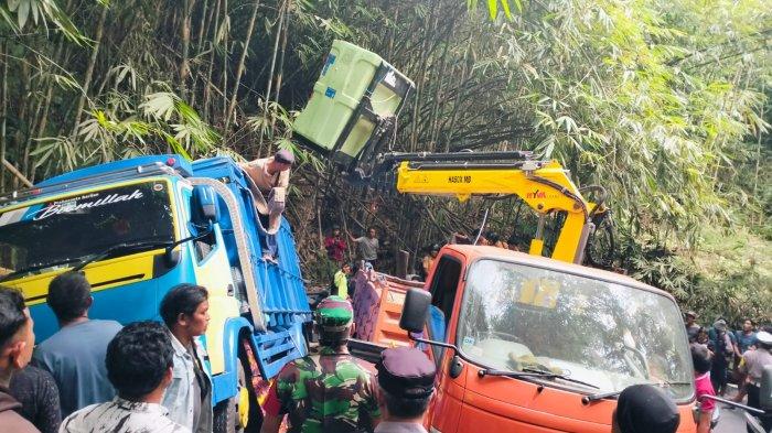 Polisi saat menindaklanjuti kecelakaan lalu lintas di tanjakan Banjar Landih, Bangli, Jumat 18 Oktober 2024 sekitar pukul 13.54 Wita.