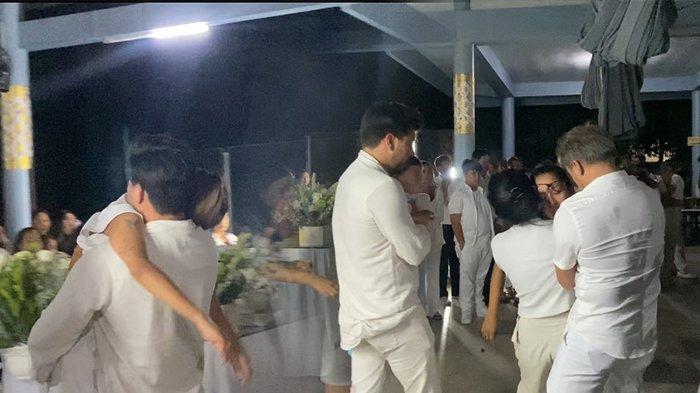 Suasana haru semakin menjadi, saat peti jenazah Dali dimasukan ke incinerator krematorium, dan selang beberapa menit kemudian Jennifer Coppen pingsan serta dibopong oleh kerabatnya.
