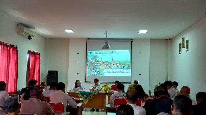 Pemkab Badung menggelar sosialisasi pengadaan tanah untuk pembangunan Jalan Lingkar Selatan (JLS) Segmen IV trase Jimbaran, di Kantor Lurah Jimbaran, Rabu (14/8).
