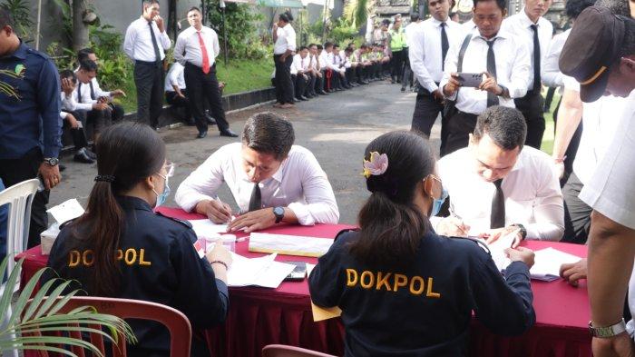 Sebanyak 140 personel Polres Klungkung mendadak diminta menjalanin tes urin seusai apel pagi, Senin (22/4/2024).