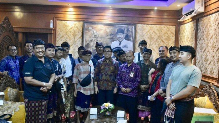 GELAR PERTEMUAN - Wakil Walikota Denpasar, I Kadek Agus Arya Wibawa saat memimpin rapat kordinasi bersama stakeholder guna mencari solusi jangka pendek dan jangka panjang dalam mendukung optimalisasi pelayanan persampahan yang dilaksanakan di Kantor Walikota Denpasar, Selasa (4/2).
