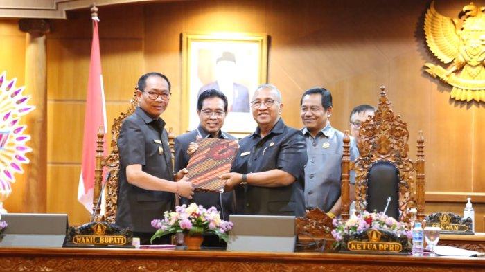 Putu Parwata didampingi Wakil Ketua I, I Wayan Suyasa dan Wakil Ketua II, I Made Sunarta saat sidang paripurna terhadap jawaban pemerintah di Gedung Dewan, Senin 15 Juli 2024.