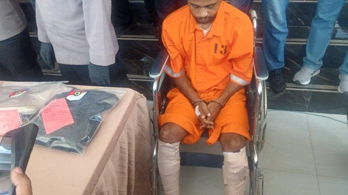 SOSOK - Tersangka tindak pidana pencurian dengan kekerasan dan pelecehan seksual Viktorius Ariano Pukul (25) berhasil ditangkap polisi dihadirkan di Polresta Denpasar, pada Senin 19 Mei 2025.