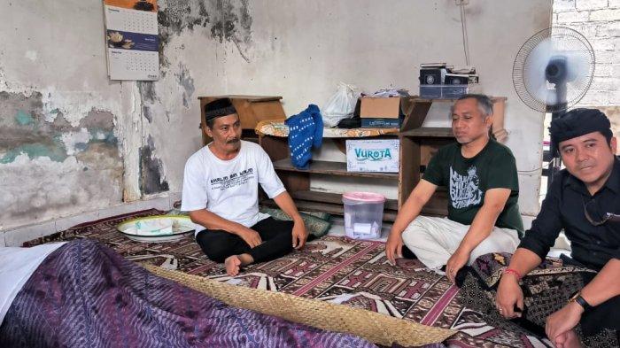 KPU Buleleng saat menyerahkan santunan kepada keluarga almarhum Muhammad Arif. Kamis (28/11/2024)