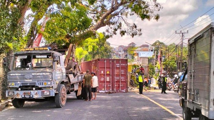 Kecelakaan lalu lintas yang membuat tanaman berserakan di Jalan Bypass Soekarno. Jalur Denpasar - Gilimanuk.