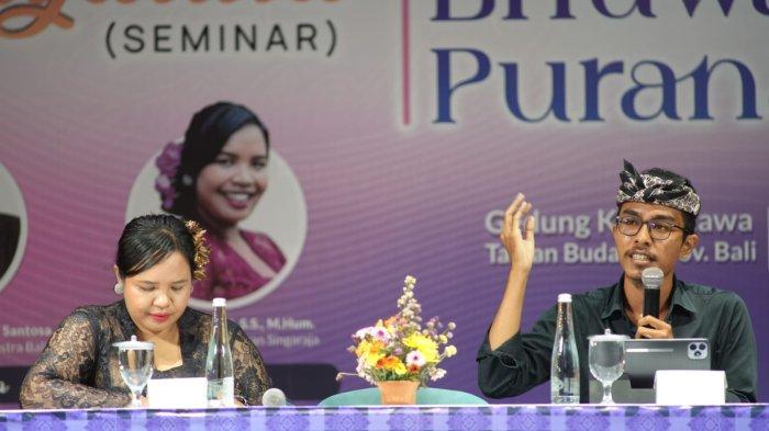 Lontar Bhuwana Purana dibedah secara tuntas, dalam Widyatula (seminar) Bulan Bahasa Bali (BBB) VII di Gedung Kesirarwana, Taman Budaya Provinsi Bali, Minggu 23 Februari 2025.
Acara ini menghadirkan narasumber, I Nyoman Wahyu Angga Budi Santosa, Praktisi Bahasa, Aksara dan Sastra Bali. Lalu Made Ari Dwijayanti, Dosen STHAN Mpu Kuturan Singaraja selaku moderator.