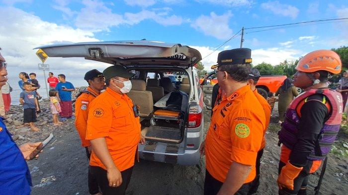 EVAKUASI - Suasana saat petugas melakukan evakuasi jenazah diduga korban KMP Tunu Pratama Jaya dari Pantai Pebuahan, Jembrana, Rabu 9 Juli 2025.