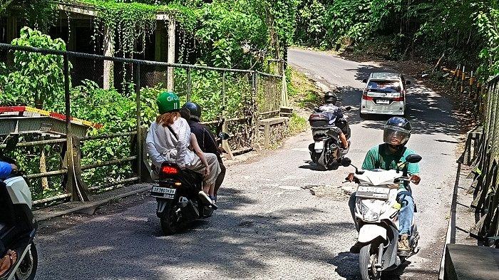 Jalan usak - Kondisi aspal di Jembatan Laplapan, Desa Petulu, Ubud, yang rusak berlubang, Jumat (10/5). Warga khawatir terjadi kecelakaan karena jalan ini merupakan jalur pariwisata yang menghubungkan Ubud dengan Tampaksiring.