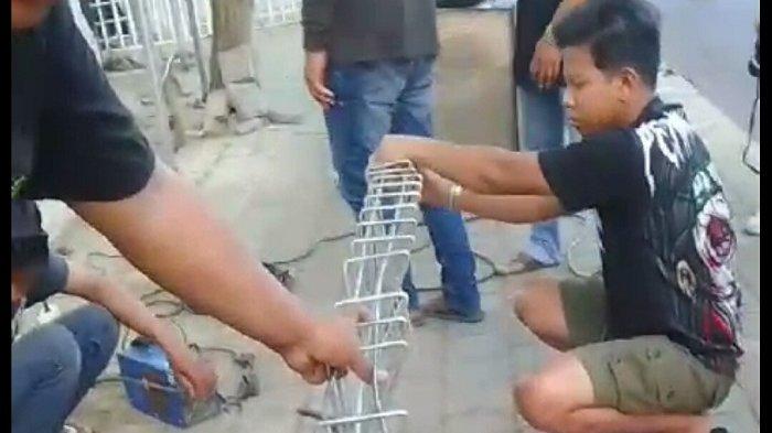 INSIDEN - Spaso saat menyalami pemain Persebaya, Y. Kandaimu dalam laga yang berlangsung di Stadion Dipta, Gianyar, beberapa hari lalu. Dalam laga ini terjadi insiden perusakan stadion. Bonekmania pun bertanggung memperbaiki stadion.