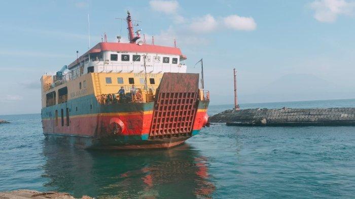 MULAI BERLAYAR - Kapal Nusa Jaya Abadi saat beroperasi, belum lama ini. Kapal ini mulai berlayar setelah memasuki masa docking atau perawatan. Dampak kapal ini docking, pengiriman barang ke Nusa Penida terganggu sehingga memicu lonjakan harga.