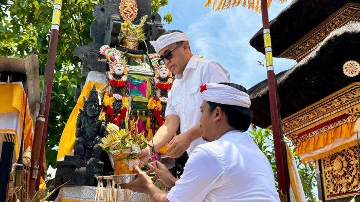 UPACARA - Walikota Denpasar, I Gusti Ngurah Jaya Negara saat menghadiri Upakara Melaspas, Mupuk Pedagingan dan Pujawali di Pura Taman Sari, Bendesa Manik Mas, Desa Padangsambian Kelod bertepatan dengan Budha Umanis Wuku Dukut pada Rabu (29/1).