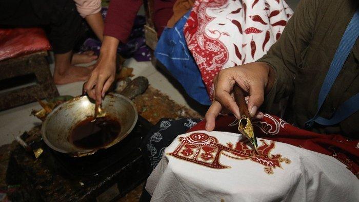 Pembuatan Batik Lukis Sasambo.