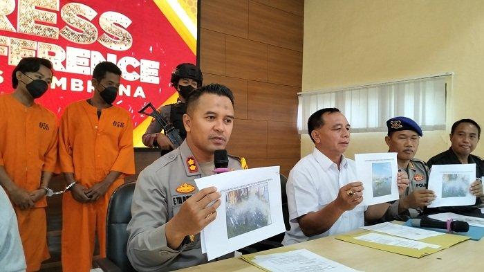 PENYELUNDUP - Kapolres Jembrana, AKBP Endang Tri Purwanto bersama jajaran saat menghadirkan dua tersangka kasus penyelundupan penyu di Mapolres Jembrana, Rabu (5/6).