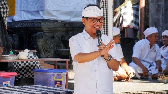 Sekretaris Daerah (Sekda) Badung I Wayan Adi Arnawa yang ternyata sudah mendaftarkan diri melalui PDI Perjuangan.
Menariknya, Pejabat kelahiran 9 Maret 1966 itu mengaku memilih PDI Perjuangan sebagai kendaraannya karena mengikuti jejak sang ayah.