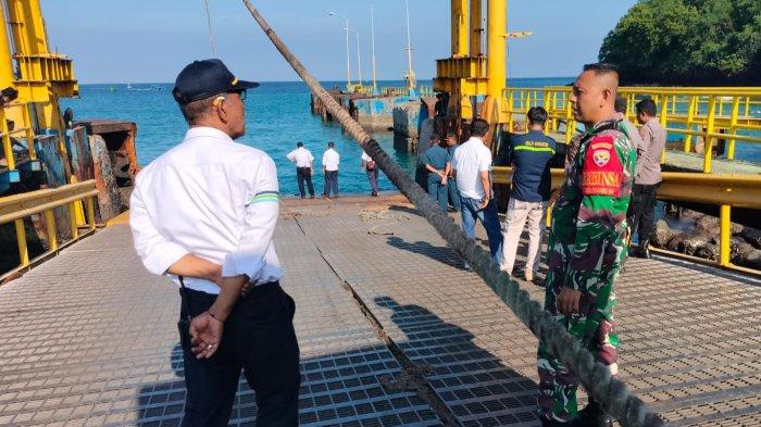 Peristiwa naas ini terjadi saat KMP Marina Segunda, hendak melakukan bongkar muatan di Dermaga II Pelabuhan Padang Bai.
Awalnya proses bongkar muat berjalan lancar. Saat giliran mobil Agya keluar, tiba - tiba melaju kencang ke arah kiri. Mengakibatkan mobil nyemplung ke laut bersama si penumpangnya.