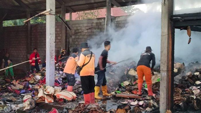 KEBAKARAN - Petugas berjibaku memadamkan kebakaran gudang kerajinan di Banjar Kanginan, Desa Belega Blahbatuh, Gianyar, Selasa (28/5). Barang-barang di gudang itu milik warga negara Belanda bernama Martha (63) dan rencananya akan diekspor ke luar negeri.