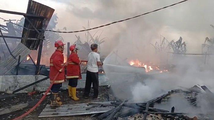 Tragedi kebakaran hebat meludeskan 4 rumah semi permanen di Lingkungan Dukuh, Desa Tangkas, Kabupaten Klungkung, Senin (18/9/2023) sore.