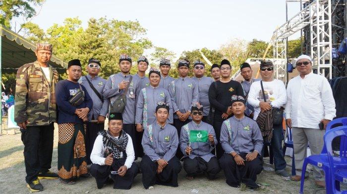 Grup Hadrah At Taqwa Mutu Masjid Polda Bali berfoto bersama sebelum mengikuti Lomba Hadrah Gebyar Hari Santri Nasional (HSN) Tingkat Provinsi Bali Tahun 2023 di Lapangan Bajra Sandi, Kota Denpasar pada Minggu, 22 Oktober 2023. Hadrah At Taqwa Mutu Masjid Polda Bali berhasil menjadi Juara III dalam lomba ini.