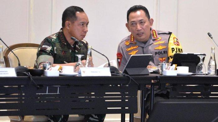 Panglima TNI Jenderal TNI Agus Subiyanto (kiri) dan Kapolri Jenderal Pol Listyo Sigit Prabowo (kanan) berbincang saat rapat koordinasi panitia nasional penyelenggaraan World Water Forum (WWF) ke-10 di Nusa Dua, Badung, Bali, Sabtu (20/4/2024) lalu.(ANTARA FOTO/Fikri Yusuf/YU)