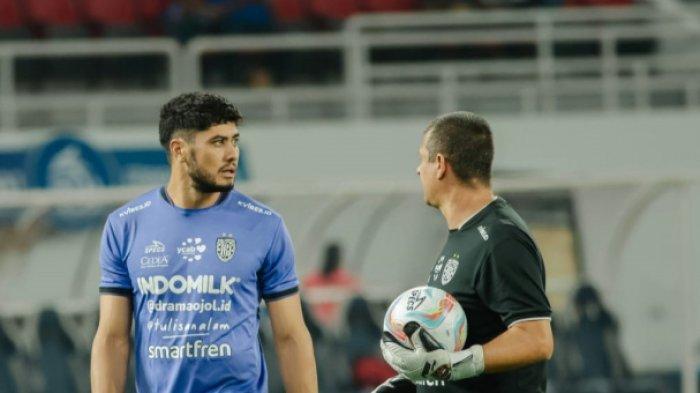 Penjaga gawang Bali United, Adilson Maringa, bersama sang pelatih Marcelo Pires.
.