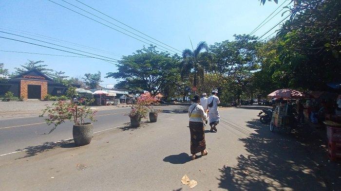 PENGINAPAN - Sebuah penginapan beroperasi di depan Pura Goa Lawah, Desa Pesinggahan, Kecamatan Dawan, Klungkung, Jumat (29/9).