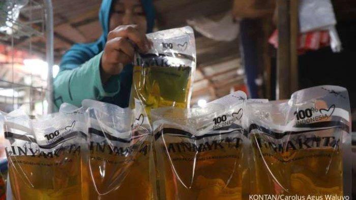 HET MINYAKITA - Seorang pedagang menyusun kemasan MinyaKita di tokonya di Jakarta, baru-baru ini. Mulai minggu depan, Harga Eceran Tertinggi (HET) MinyaKita bakal naik menjadi Rp 15.500 per liter dari sebelumnya Rp 14.000 per liter.