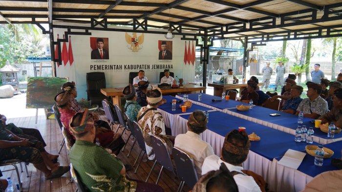 Suasana saat Bupati Jembrana, I Nengah Tamba didampingi Kadis PUPR PKP, I Wayan Sudiarta menggelar sosialisasi dihadapan pengurus subak se-Jembrana di Rumah Jabatan Bupati Jembrana, Kamis 19 September 2024.
