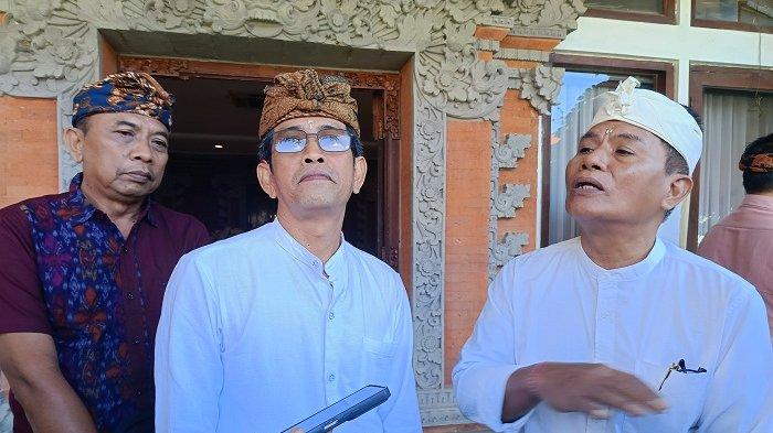 SAMPAIKAN ASPIRASI - Prajuru Desa Adat Gianyar mendatangi kantor Bupati Gianyar, Bali, Kamis (18/7). Mereka menyampaikan keberatan atas adanya surat dari pemkab terkait pemberitahuan penghentian pengelolaan Pasar Senggol Gianyar di GOR Kebo Iwa.