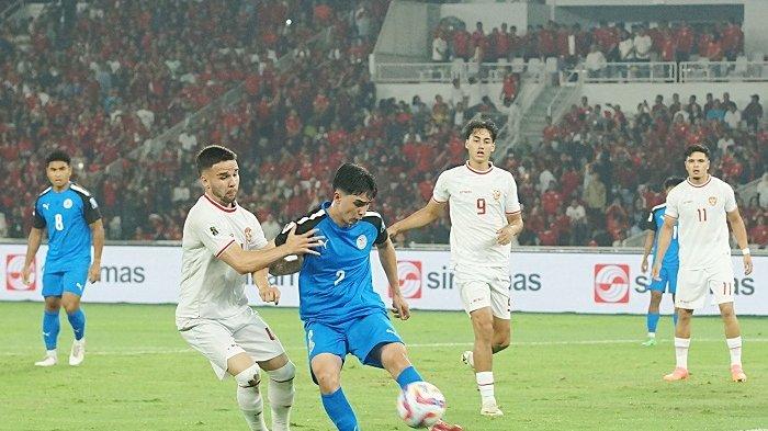 Pemain Timnas Indonesia berebut bola dengan pemain Filipina saat laga Grup F putaran kedua kualifikasi piala dunia 2026 zona Asia di Stadion Utama Gelora Bung Karno (SUGBK), Senayan, Jakarta Pusat, Selasa (11/6/2024).