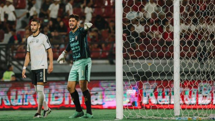 Bali United menerapkan formasi 3-4-3 pada babak pertama untuk meredam pemain cepat RANS Nusantara FC Mitsuri Maruoka dan Abdul Rahman.