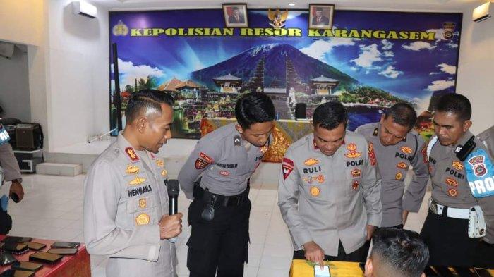 Kapolres Karangasem, AKBP I Nengah Sadiarta, mendadak mengumpulkan handphone para bintara remaja, Selasa (2/7/2024) pagi.