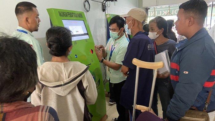 Antrean pasien BPJS di Loket Pendaftaran Poliklinik RSUP Prof Ngoerah, Rabu, 24 April 2024.