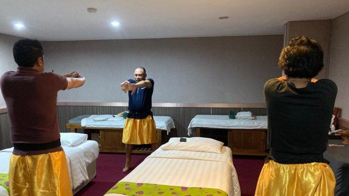 Pelatihan - Pria yang telah memasuki usia 35 tahun ke atas, sangat disarankan untuk melatih ototnya. Baik dengan olahraga serta menjaga asupan makanan yang sehat.
Mengingat semakin tua usia, makan semakin menurun pula produksi hormon testosteron pada pria.
Jung Kumis, pakar kretek dan perbaikan sendi yang juga ahli yoga dan paham Usadha Bali menjelaskan bahwa ada satu cara untuk tetap menjaga stamina khususnya pada pria.