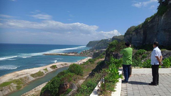 Kondisi pantai Melasti, Desa Ungasan, Kuta Selatan yang diurug terlihat dari atas.
