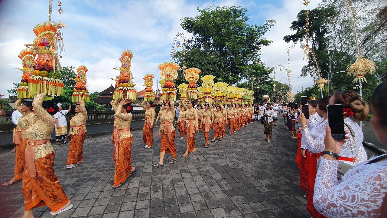 Sejumlah iringan, mulai dari Gebogan dan yang lainnya melakukan Peed Agung pada Abhiseka Ida Cokorda di Pura Mengwi pada Senin 7 Juli 2025. BREAKING NEWS: Abhiseka Puri Mengwi Bali, Ida Penglingsir Laksanakan Peed Agung Ke Pura Taman Ayun