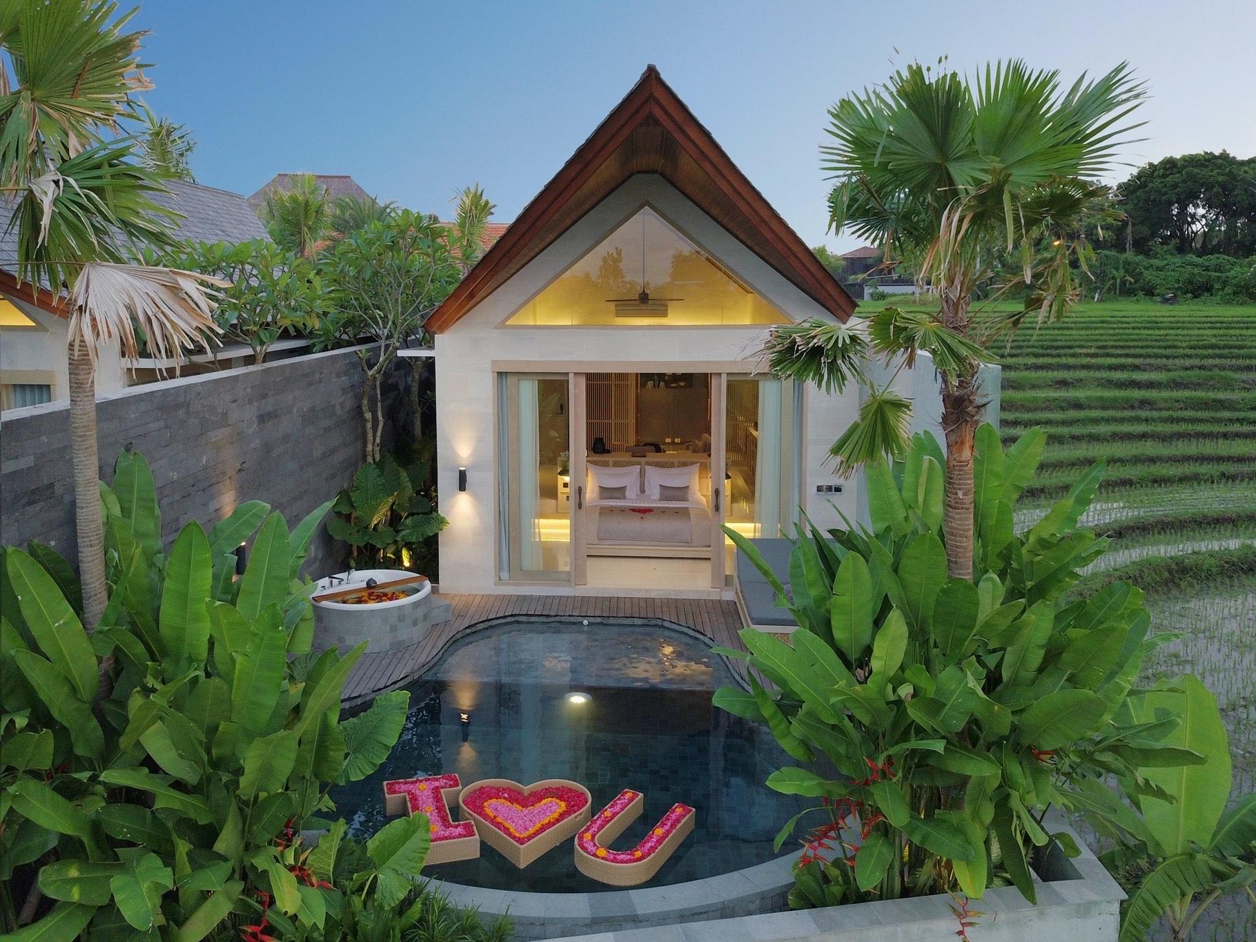 Astera Villa - Astera Villa memberikan suasana romantis tropis untuk pengalaman bulan madu di Canggu.