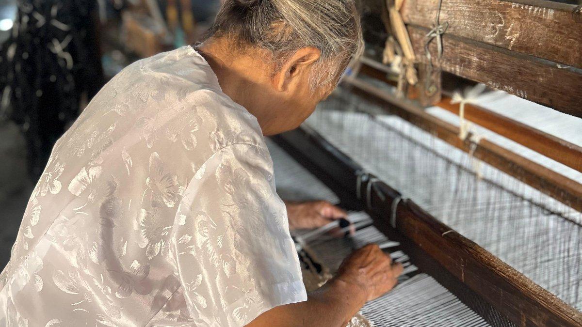 Perajin Lurik Pedan Menggunakan Teknik Tradisional dengan Nilai Internasional. Cenderaloka: Platform Jual Beli Produk Kerajinan dan UMKM Langsung dari Perajin Lokal