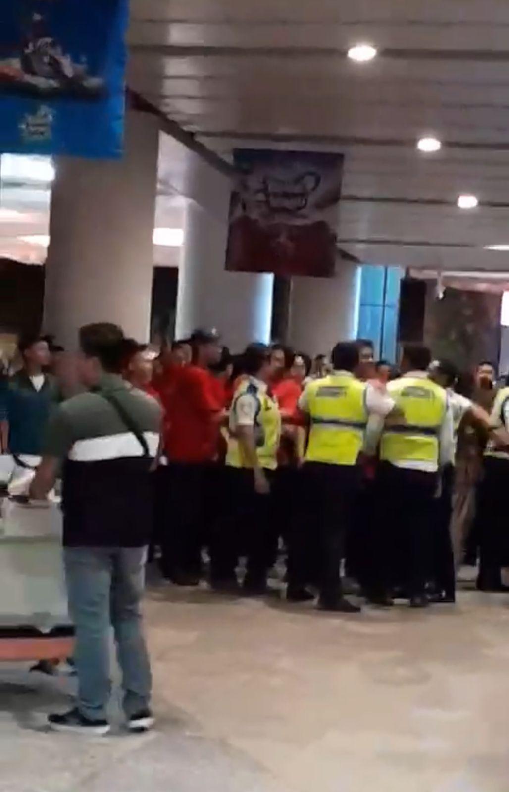 Tangkapan layar dari unggahan video viral keributan antara diduga oknum driver ilegal dengan petugas avsec Bandara Internasional I Gusti Ngurah Rai - Driver Ribut di Terminal Kedatangan Internasional, Bandara Ngurah Rai Bali: Kami Lakukan Investigasi