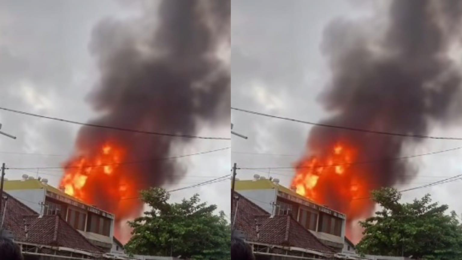 Foto tangkapan layar media sosial kebakaran gudang gas di Jalan Cargo Permai, Denpasar, pada Minggu 9 Juni 2024 pagi - BREAKING NEWS: Gudang Gas di Kawasan Cargo Permai Denpasar Terbakar, Warga Dengar Suara Ledakan