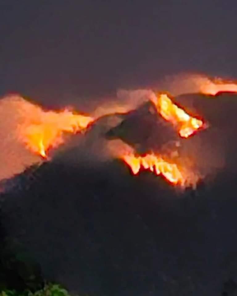 Lereng Gunung Agung kembali mengalami kebakaran. Upaya pemadaman api masih diupayakan agar kebakaran tidak kian meluas - BREAKING NEWS: Hutan Gunung Agung Bali Terbakar, Titik Api 4 Kilometer dari Pemukiman Penduduk