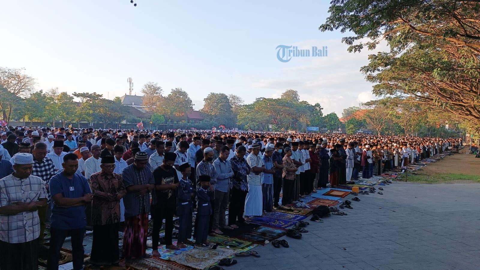 Pelaksanaan salat Idul Adha di Lapangan Lumintang Denpasar - Ribuan Umat Muslim Mengikuti Salat Idul Adha di Denpasar, Kedepankan Rasa Manyama Braya