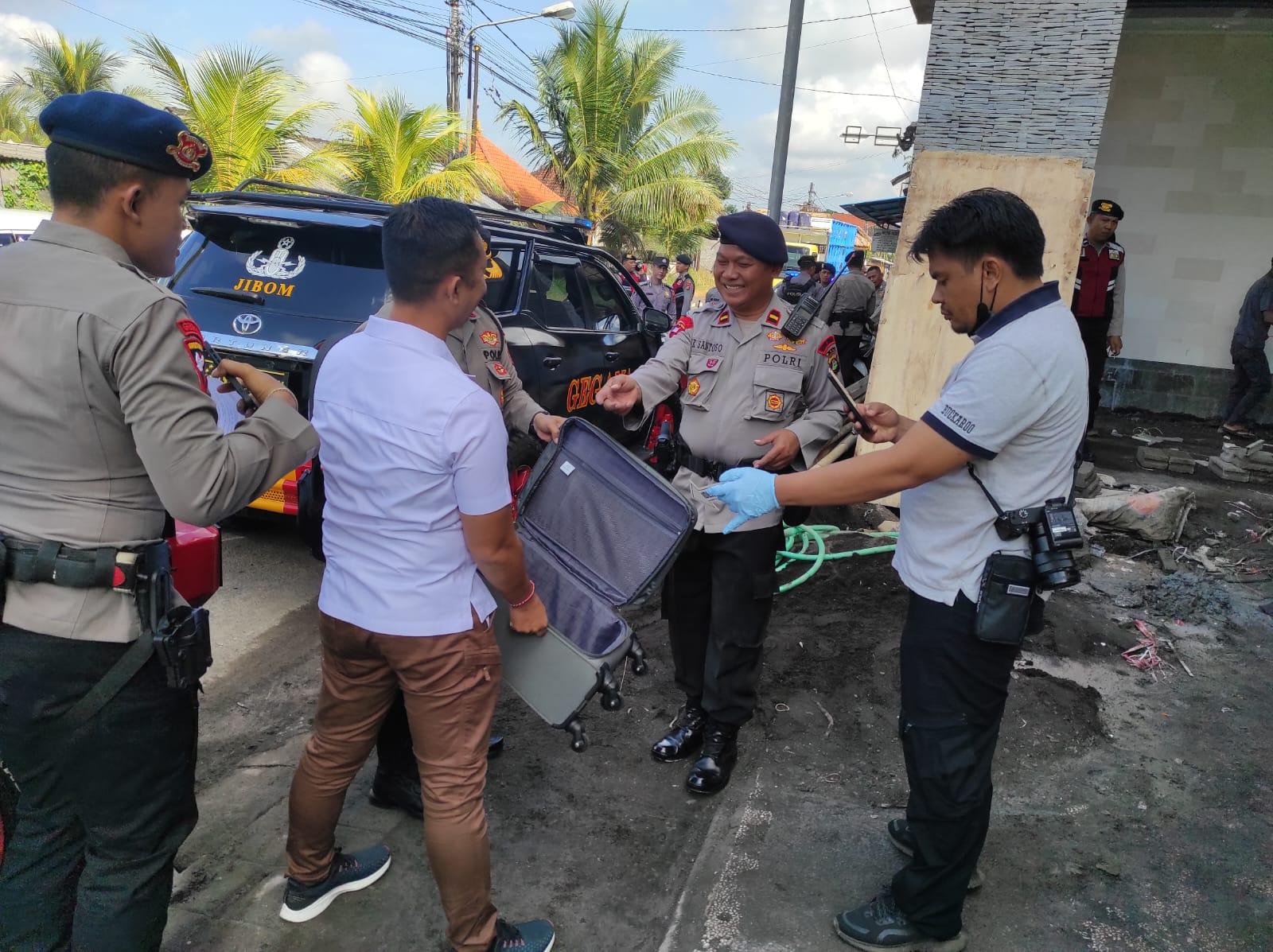 BIKIN KAGET, Ini Keterangan Polisi Terkait Isi Koper Misterius di Jalan Raya Penarungan Bali