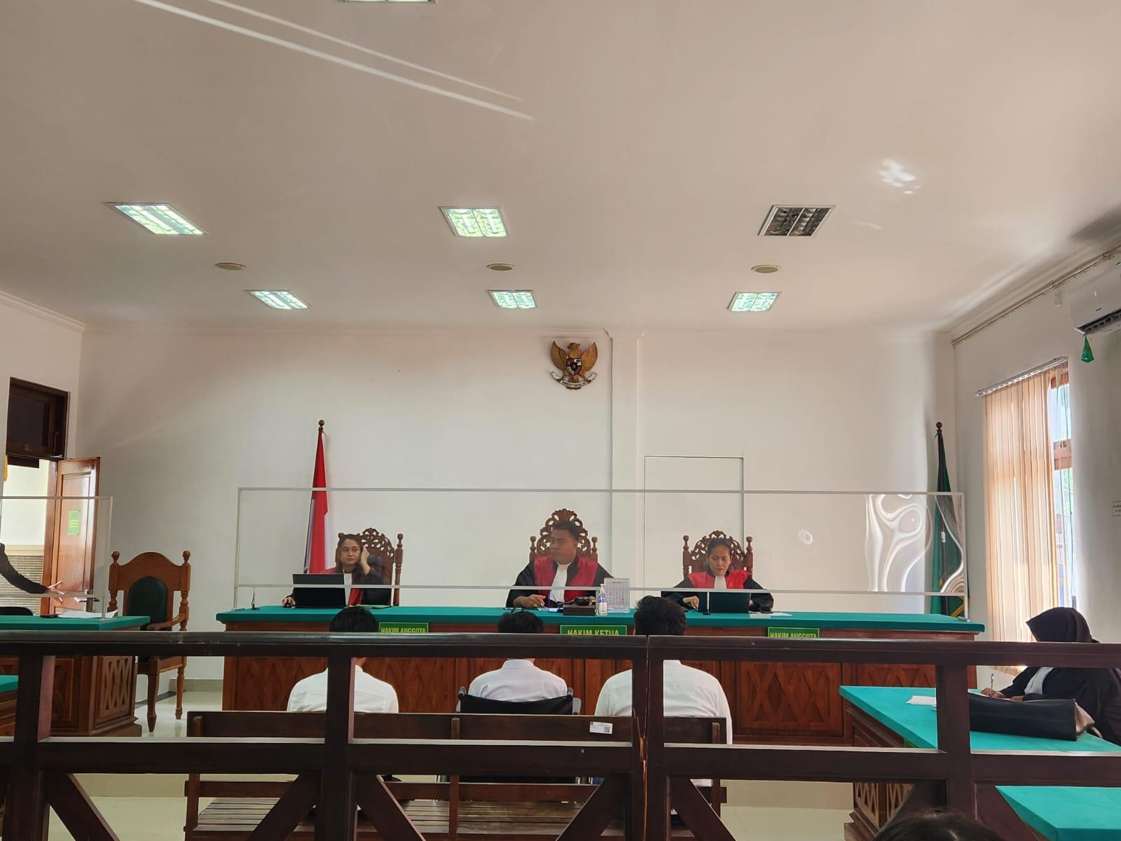 Tiga terdakwa saat menjalani sidang dengan agenda pembacaan tuntutan oleh JPU Kejari Buleleng di Pengadilan Negeri Singaraja, Selasa 5 Maret 2024 - Jadi Sindikat Narkoba di Bali, Ode Dituntut Hukuman Mati