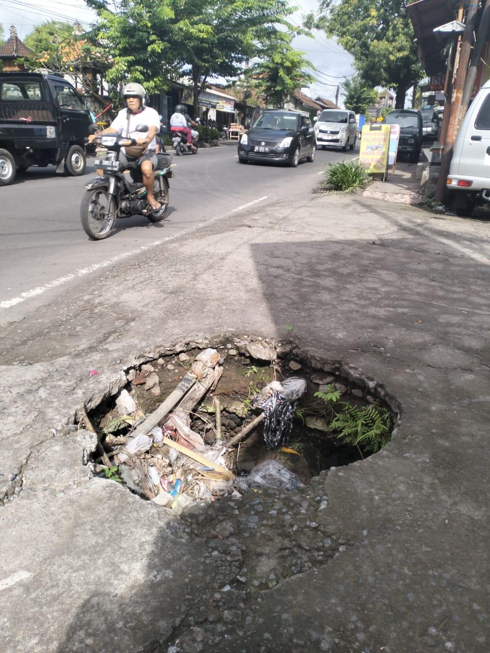 Jalan jebol di depan Pura Puseh Desa Adat Samplangan, Gianyar, Bali, Minggu 16 Juni 2024 - Laporan Tak Kunjung Gubris Pemerintah, Kaling Di Gianyar Jadi Korban Jalan Jebol