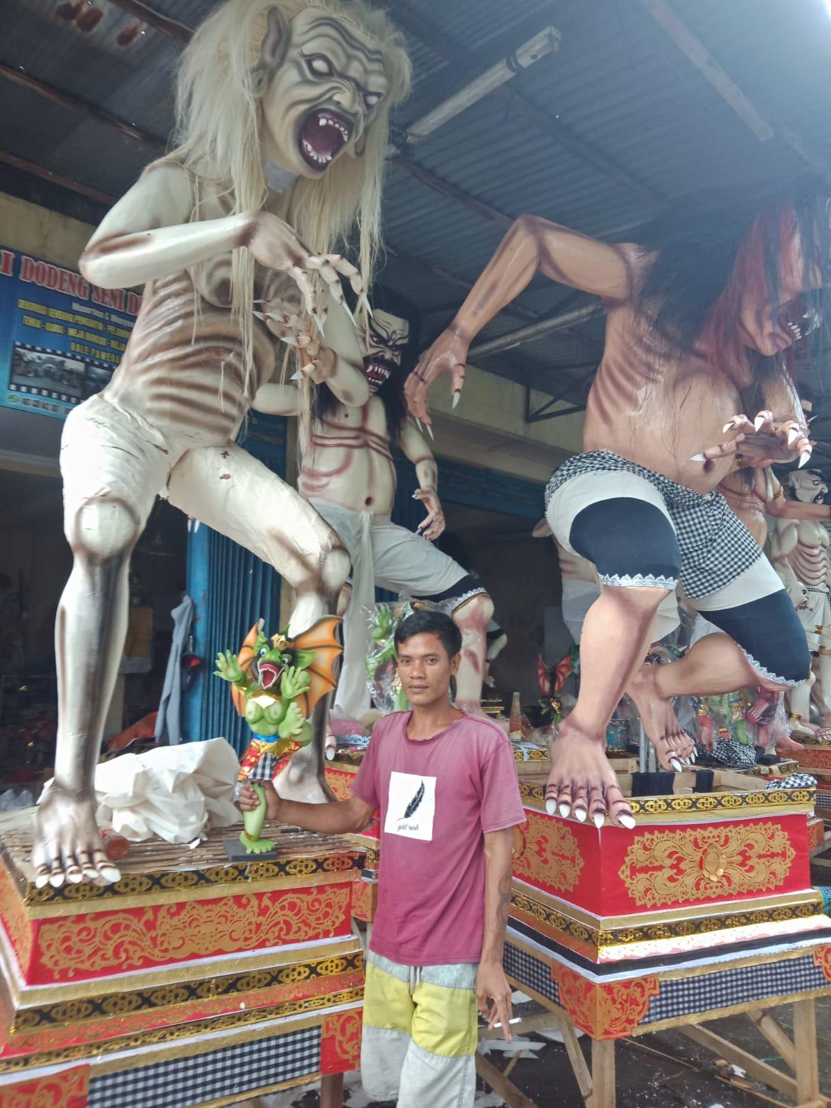 Pengrajin ogoh - ogoh mini memperlihatkan karya. Pengrajin di Kabupaten Karangasem mengaku banjir orderan. - Jelang Hari Raya Nyepi, Orderan Ogoh-Ogoh Mini Meningkat di Karangasem
