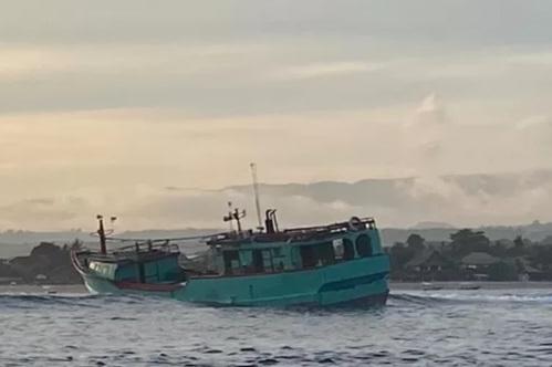 Kapal penangkap ikan kandas di Perairan Jungut Batu Lembongan, Kecamatan Nusa Penida, Klungkung, Selasa 2 April 2024 malam - BREAKING NEWS: Kapal Ikan Kandas di Perairan Jungut Batu Nusa Penida, 5 ABK Bertahan di Atas Kapal