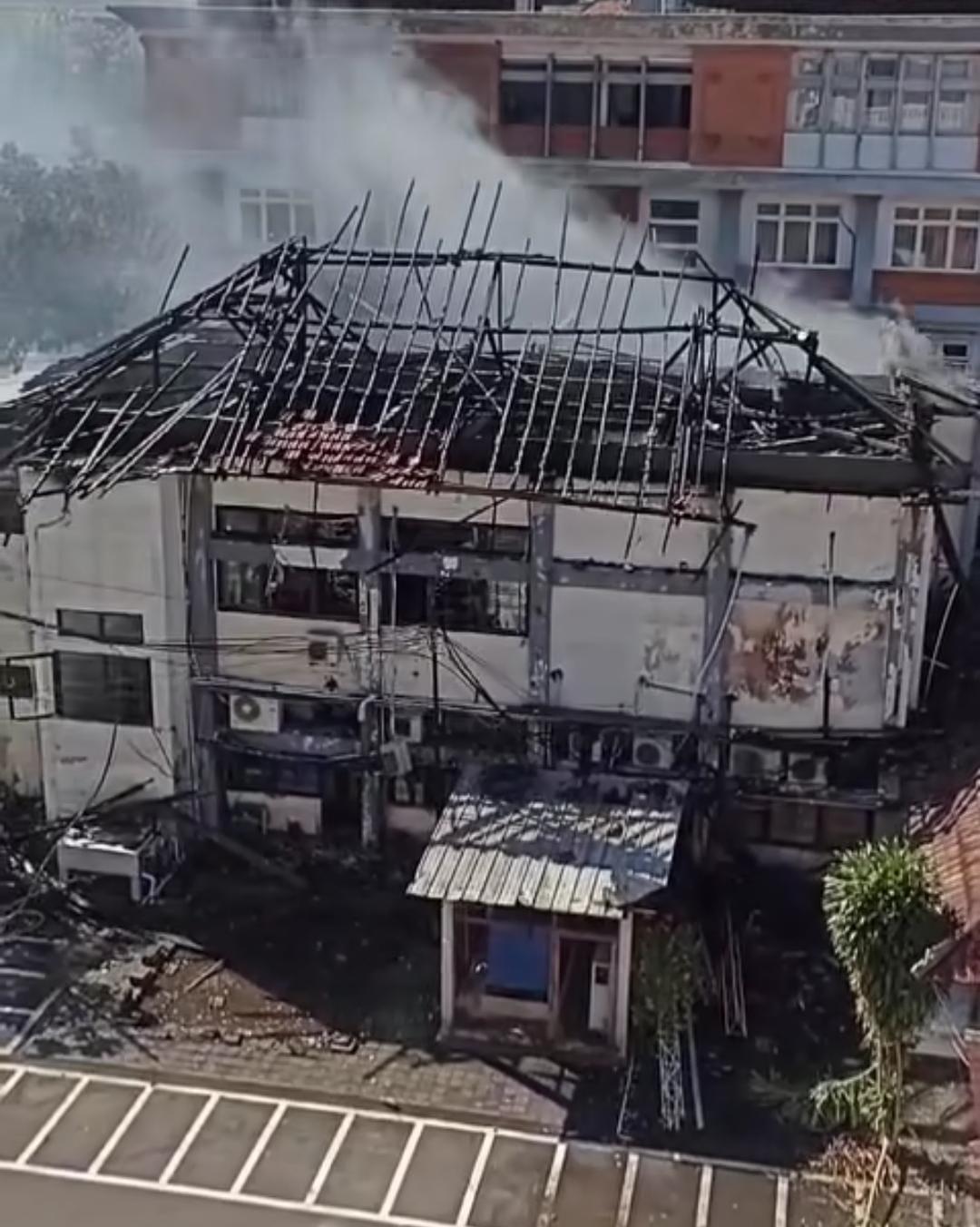 Kebakaran Gedung GDLN UNUD Sudirman - GDLN Unud Bali Terbakar, Api Berasal dari Atap, Terdengar Ledakan Mesin, Diduga Korsleting Listrik