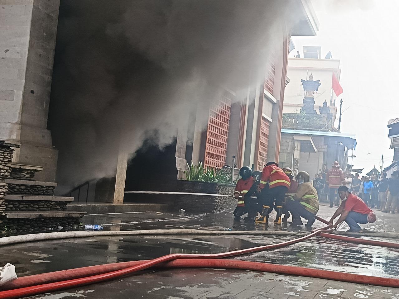 Kebakaran di Pasar Ubud Gianyar Bali, Sabtu 17 Agustus 2024 - Pasar Ubud Terbakar, Tukang Parkir Sebut Ada Ratusan Kendaraan di Basemen Pasar Ubud Bali